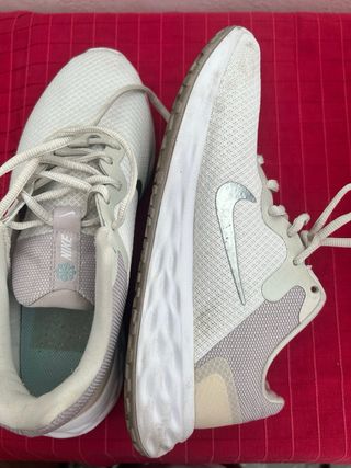 Deportivas Nike Blancas y Grises