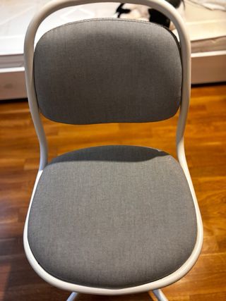 Silla infantil tapizada gris con ruedas