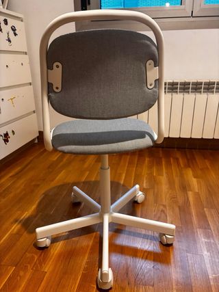 Silla infantil tapizada gris con ruedas