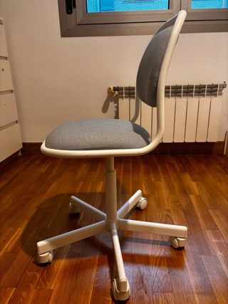 Silla infantil tapizada gris con ruedas