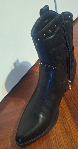 Botín campero negro talla 41.