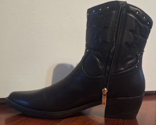 Botín campero negro talla 41.