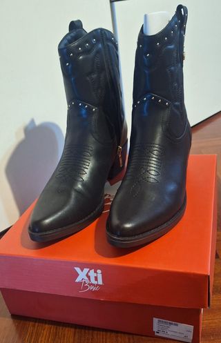 Botín campero negro talla 41.