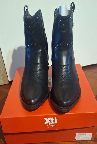 Botín campero negro talla 41.