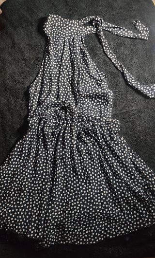 Vestido negro con lunares blancos