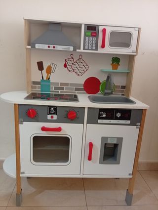 Cocinita de madera con accesorios