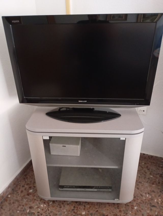 Televisor Sharp y mueble