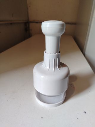 Tritaverdure manuale in plastica con lama in accia