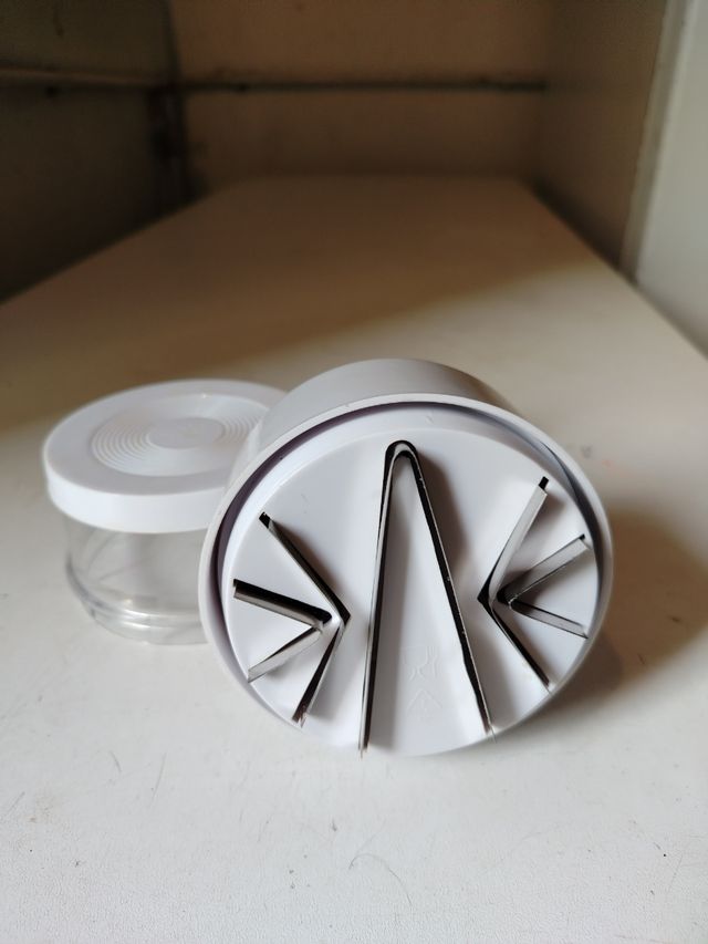 Tritaverdure manuale in plastica con lama in accia