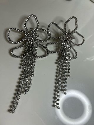 Pendientes largos plateados con pedrería