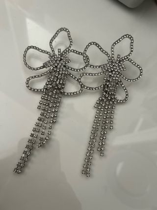 Pendientes largos plateados con pedrería