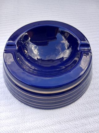 Posacenere blu con righe dorate
Maioliche Deruta 