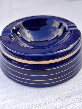 Posacenere blu con righe dorate
Maioliche Deruta 