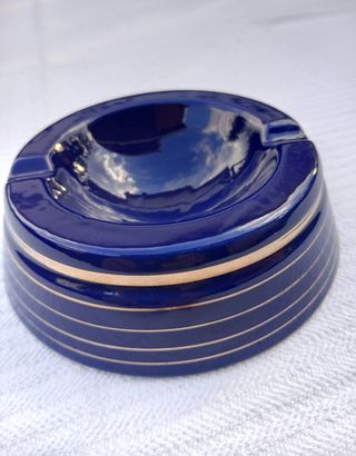 Posacenere blu con righe dorate
Maioliche Deruta 
