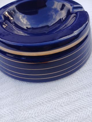 Posacenere blu con righe dorate
Maioliche Deruta 