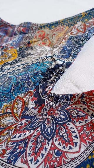Blusa tirantes estampada multicolor.
