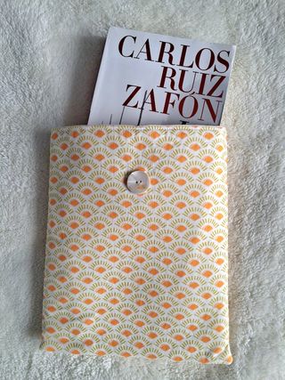 Funda libro/tablet acolchada hecha a mano