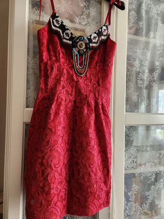 Vestido Highly Preppy rojo con pedrería y encaje.