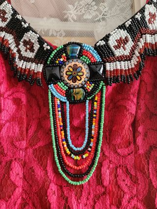 Vestido Highly Preppy rojo con pedrería y encaje.