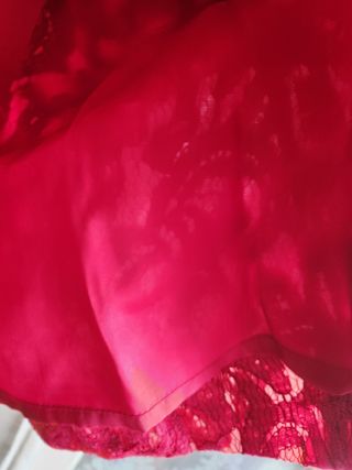 Vestido Highly Preppy rojo con pedrería y encaje.