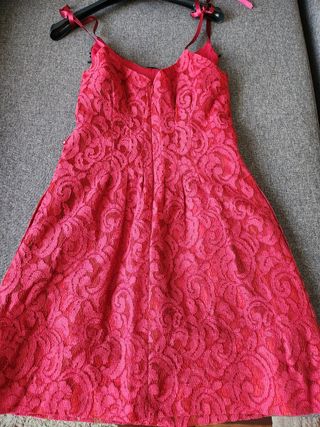 Vestido Highly Preppy rojo con pedrería y encaje.