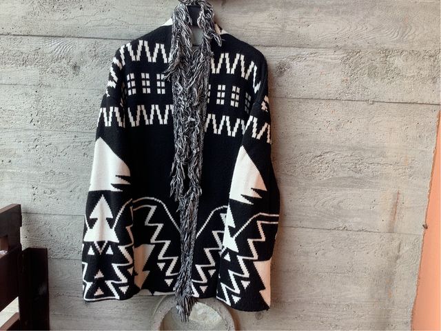 Cardigan nero e bianco con frange