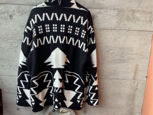 Cardigan nero e bianco con frange