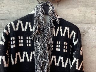 Cardigan nero e bianco con frange
