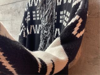 Cardigan nero e bianco con frange