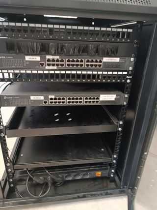 Rack y Switch de Red, armario de comunicaciones