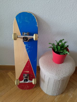Tabla de skate con diseño geométrico