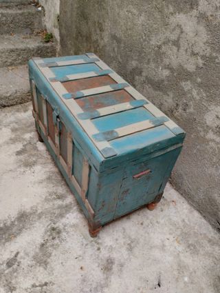 Due bauli antichi in legno e metallo in vendita