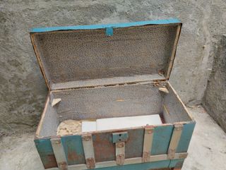 Due bauli antichi in legno e metallo in vendita