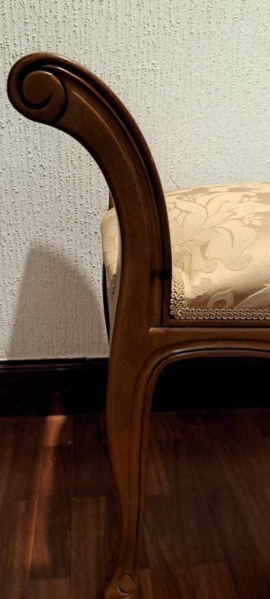 Pie de cama tapizado beige y marrón