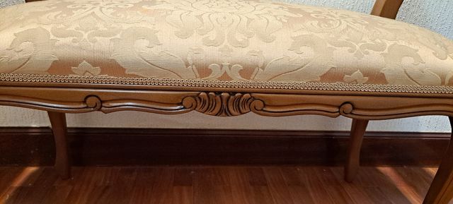 Pie de cama tapizado beige y marrón