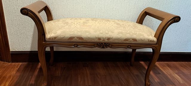 Pie de cama tapizado beige y marrón