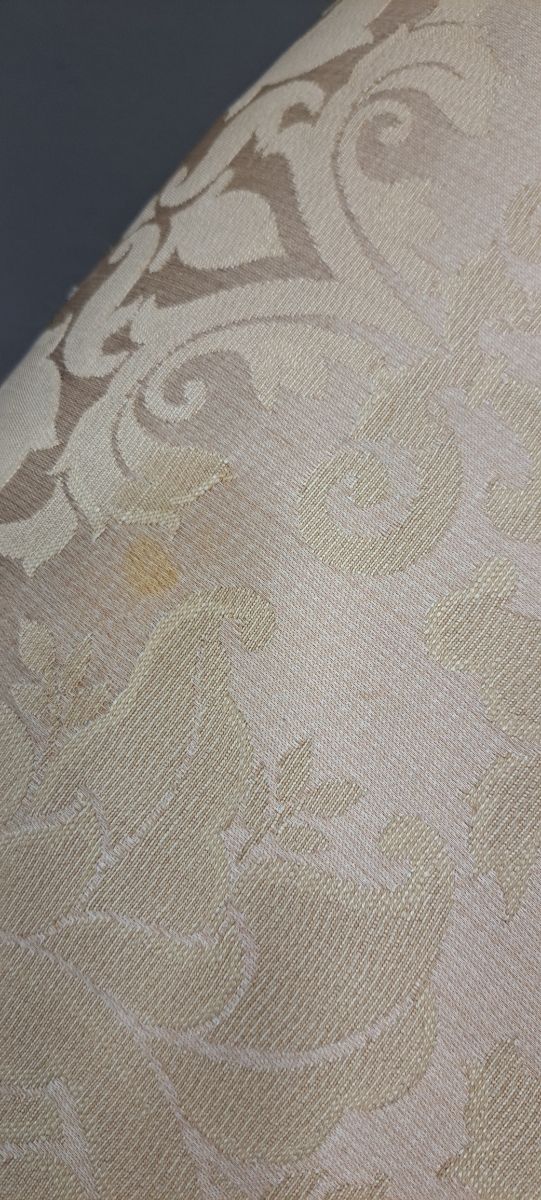 Pie de cama tapizado beige y marrón