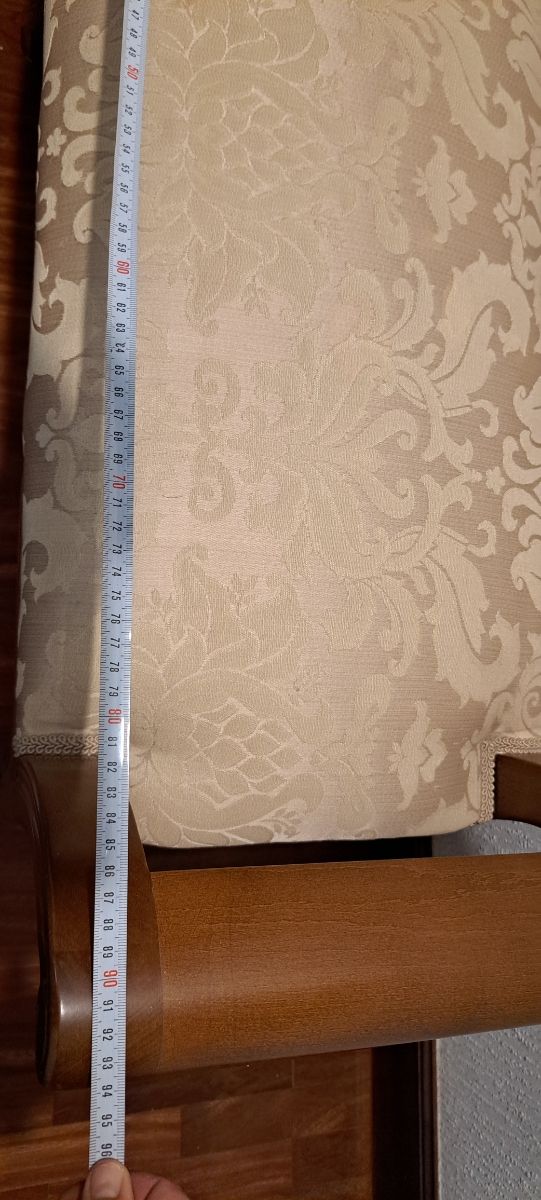 Pie de cama tapizado beige y marrón