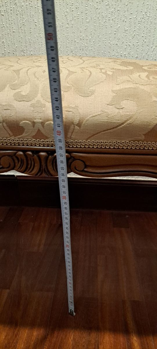 Pie de cama tapizado beige y marrón