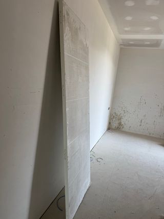 Puerta blanca de habitación