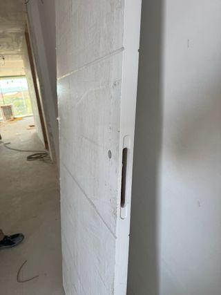 Puerta blanca de habitación