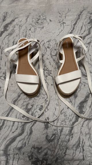 Sandalias blancas atadas