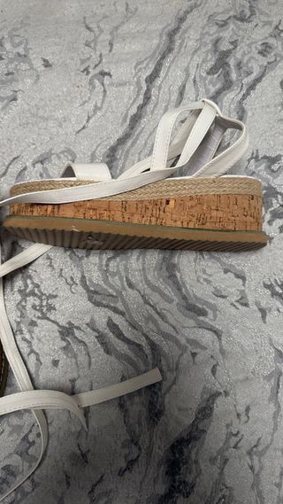 Sandalias blancas atadas