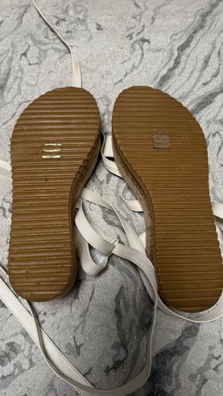 Sandalias blancas atadas