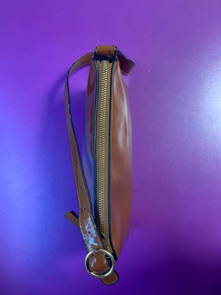 Bolso marrón charol Stradivarius