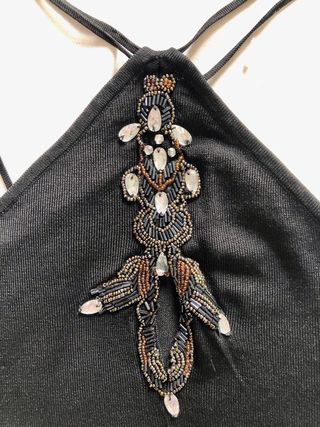 Top negro con pedrería y tirantes