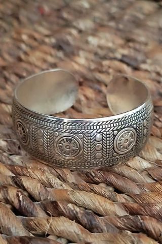Pulsera Plata Tibetana Círculos Relieve 25mm