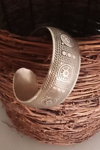 Pulsera Plata Tibetana Círculos Relieve 25mm