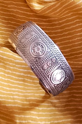 Pulsera Plata Tibetana Círculos Relieve 25mm
