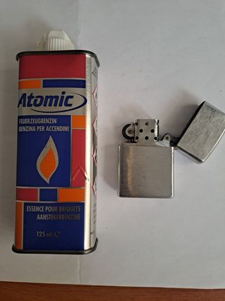 Accendino Zippo e bombola di gas atomico